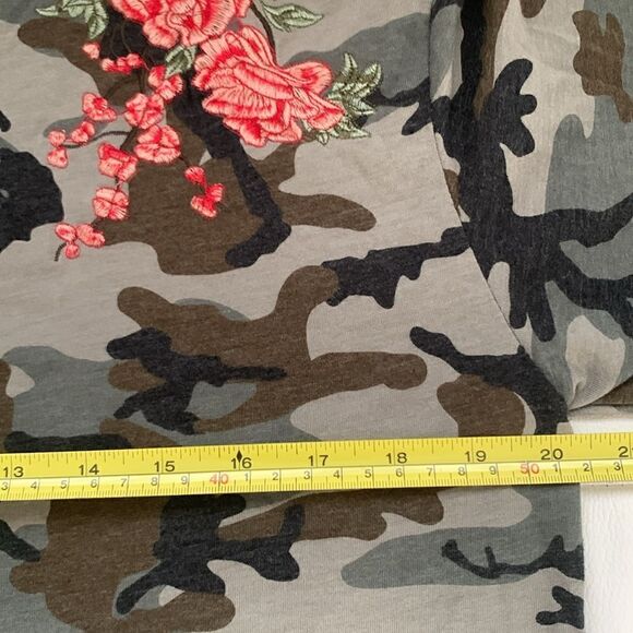 PAC Sun Camouflage Short Sleeve Roses Appliqué T-Shirt Women’s Size M - Picture 4 of 8